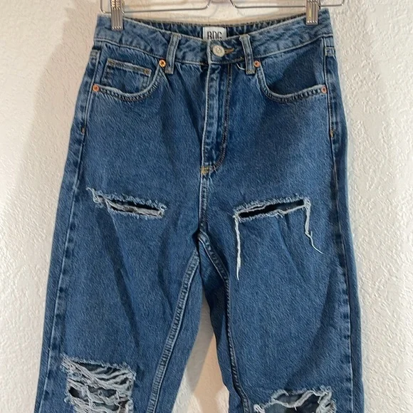 BDG Mom High Rise Distressed Denim Jeans Size 26 - Picture 3 of 9